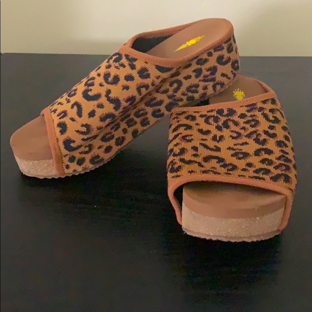 Volatile leopard print sandals sz6